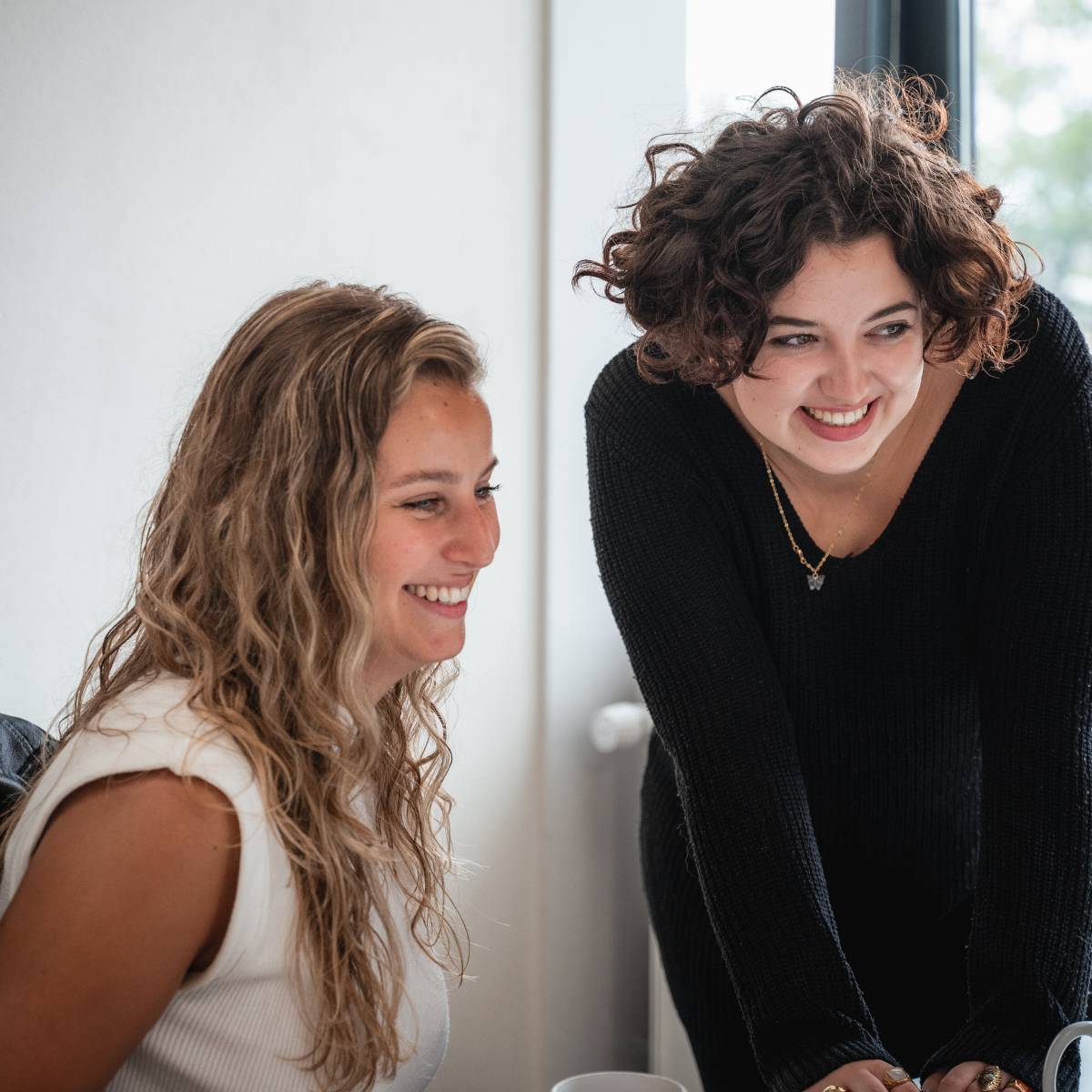 E-Commerce bureau, Myrthe en Sarah bekijken een webshop op de computer