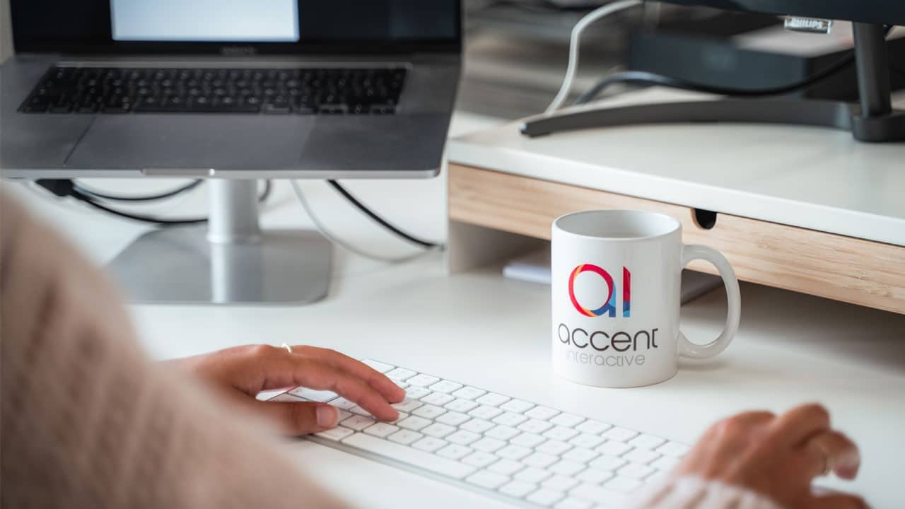 Bureau met Accent Interactive mok